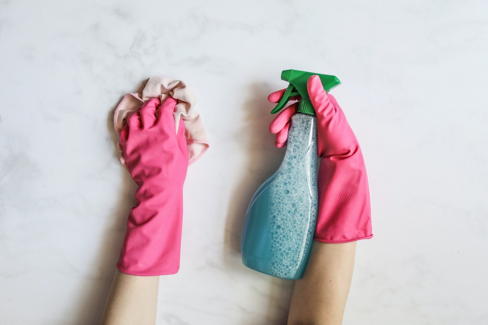 bild hand mit putzel mittel