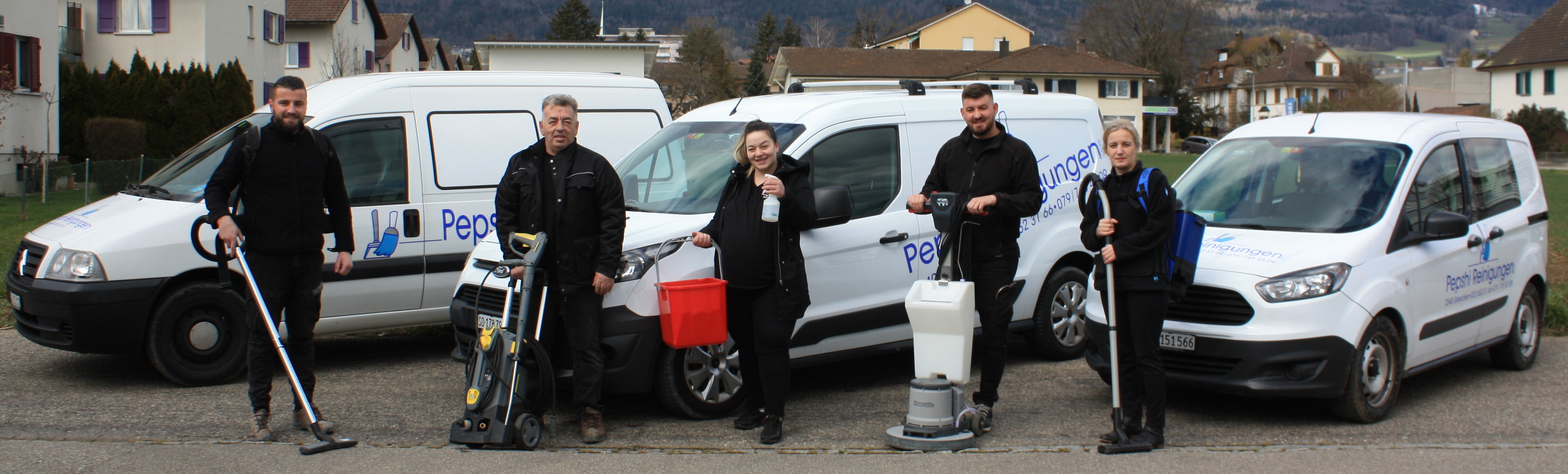 ein Bild von Autos und Personal von Firma